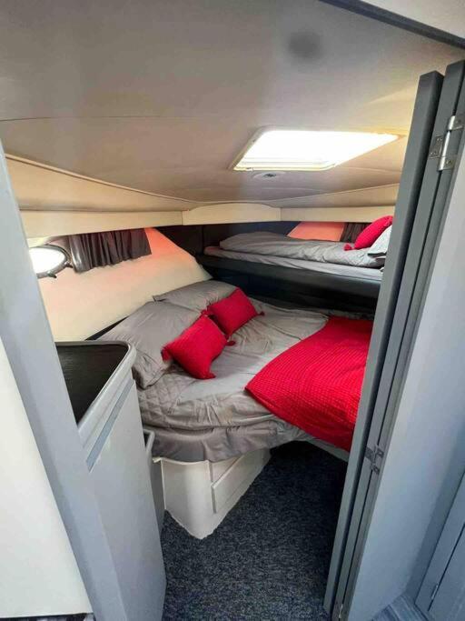Yacht "X" - 44 Foot Modern Yacht On 5 Star Ocean Village Marina - Minutes Away From City Centre And Cruise Terminals, Free Parking ,Spa Package Available! Southampton Zewnętrze zdjęcie