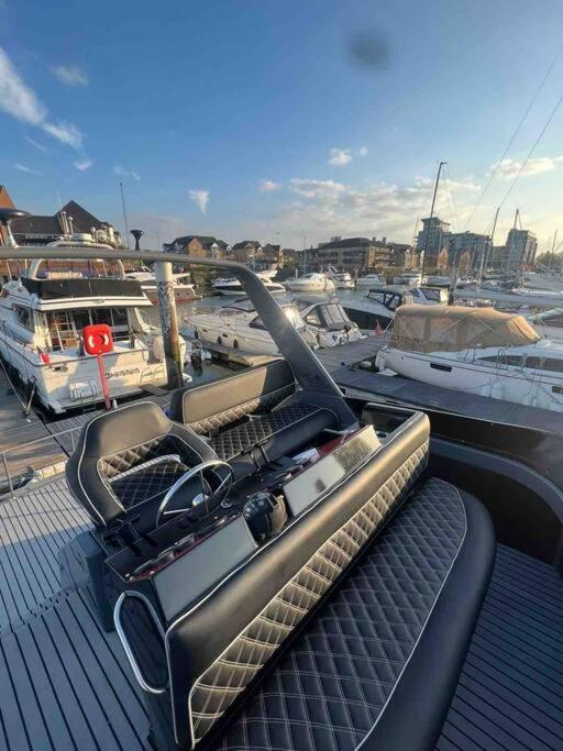 Yacht "X" - 44 Foot Modern Yacht On 5 Star Ocean Village Marina - Minutes Away From City Centre And Cruise Terminals, Free Parking ,Spa Package Available! Southampton Zewnętrze zdjęcie