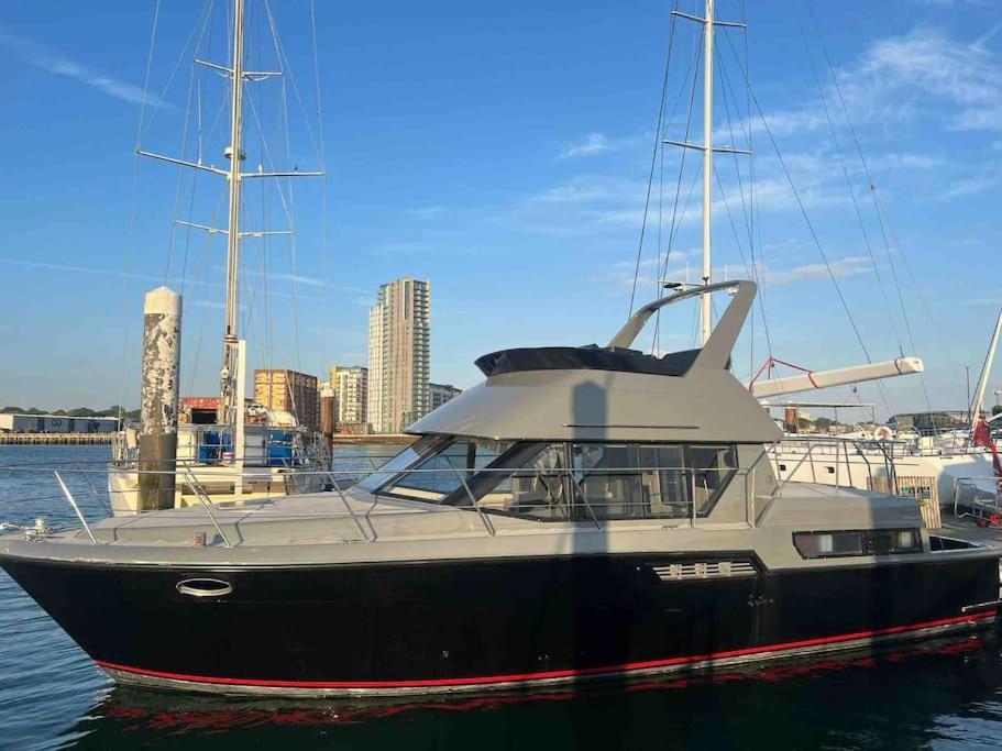 Yacht "X" - 44 Foot Modern Yacht On 5 Star Ocean Village Marina - Minutes Away From City Centre And Cruise Terminals, Free Parking ,Spa Package Available! Southampton Zewnętrze zdjęcie