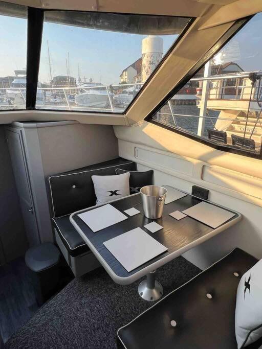 Yacht "X" - 44 Foot Modern Yacht On 5 Star Ocean Village Marina - Minutes Away From City Centre And Cruise Terminals, Free Parking ,Spa Package Available! Southampton Zewnętrze zdjęcie