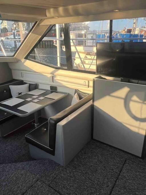 Yacht "X" - 44 Foot Modern Yacht On 5 Star Ocean Village Marina - Minutes Away From City Centre And Cruise Terminals, Free Parking ,Spa Package Available! Southampton Zewnętrze zdjęcie