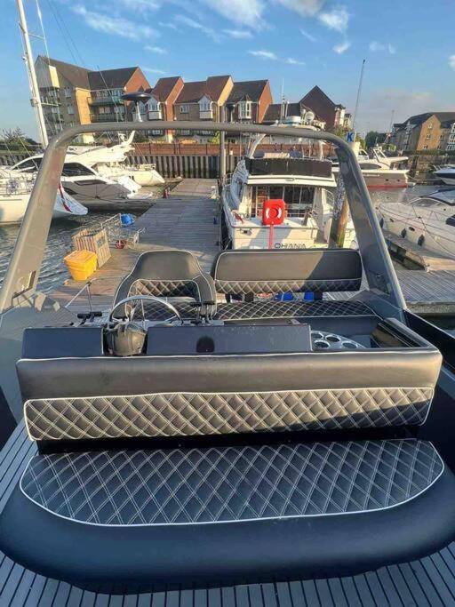 Yacht "X" - 44 Foot Modern Yacht On 5 Star Ocean Village Marina - Minutes Away From City Centre And Cruise Terminals, Free Parking ,Spa Package Available! Southampton Zewnętrze zdjęcie