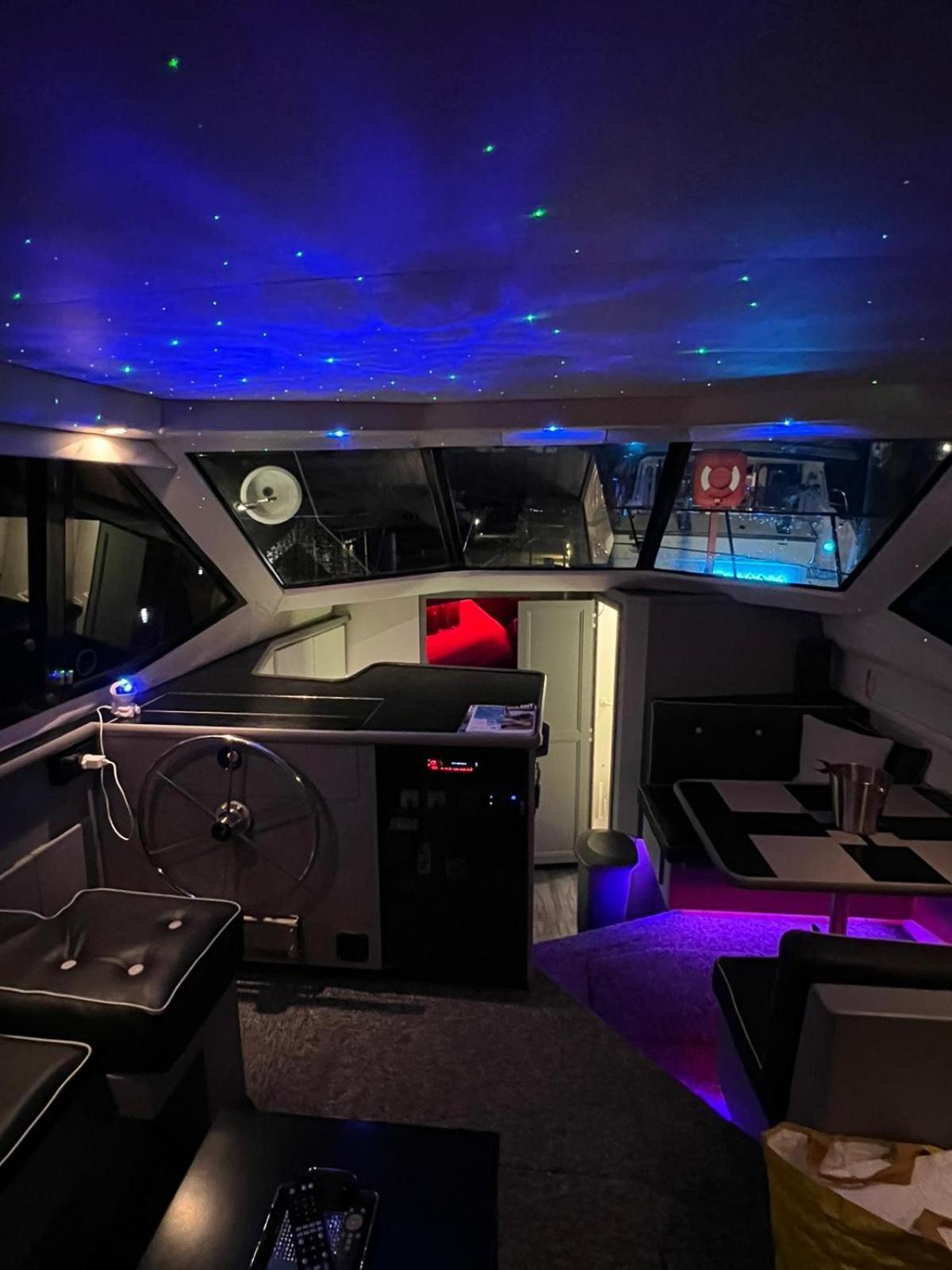 Yacht "X" - 44 Foot Modern Yacht On 5 Star Ocean Village Marina - Minutes Away From City Centre And Cruise Terminals, Free Parking ,Spa Package Available! Southampton Zewnętrze zdjęcie