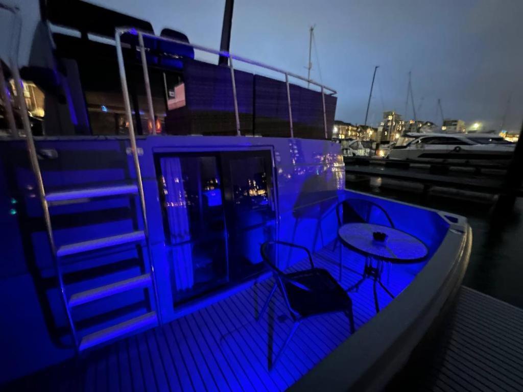 Yacht "X" - 44 Foot Modern Yacht On 5 Star Ocean Village Marina - Minutes Away From City Centre And Cruise Terminals, Free Parking ,Spa Package Available! Southampton Zewnętrze zdjęcie