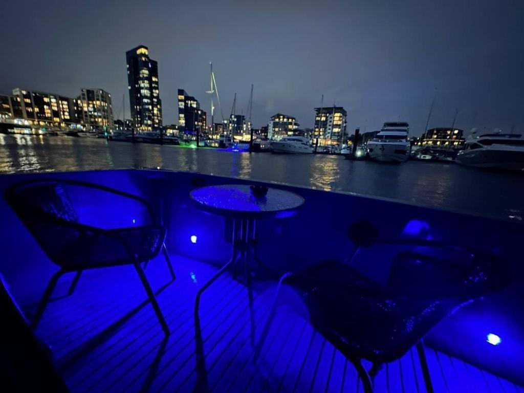 Yacht "X" - 44 Foot Modern Yacht On 5 Star Ocean Village Marina - Minutes Away From City Centre And Cruise Terminals, Free Parking ,Spa Package Available! Southampton Zewnętrze zdjęcie