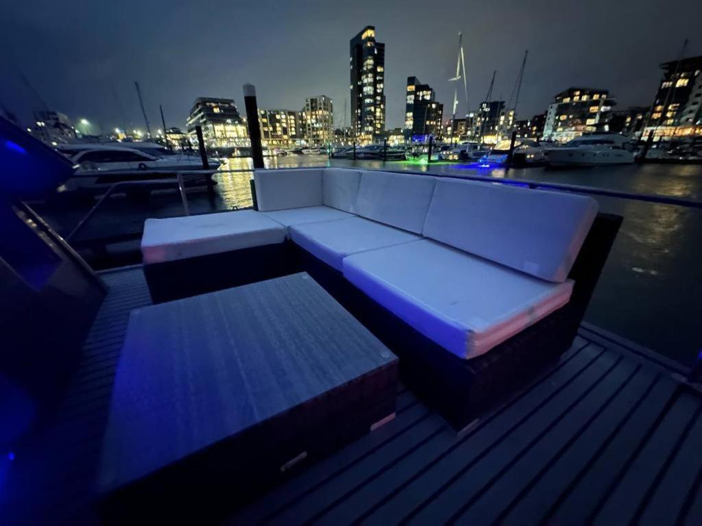 Yacht "X" - 44 Foot Modern Yacht On 5 Star Ocean Village Marina - Minutes Away From City Centre And Cruise Terminals, Free Parking ,Spa Package Available! Southampton Zewnętrze zdjęcie