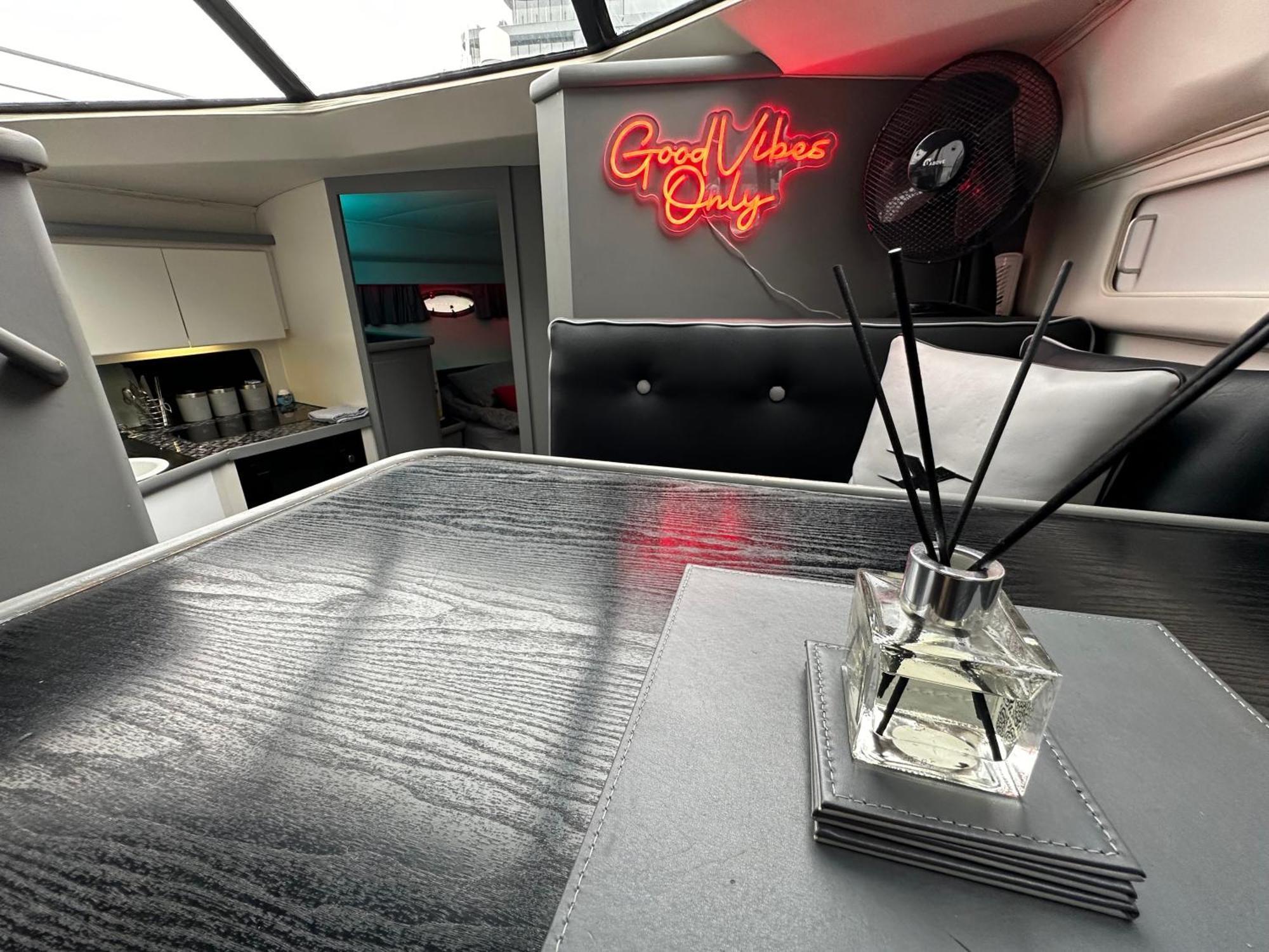 Yacht "X" - 44 Foot Modern Yacht On 5 Star Ocean Village Marina - Minutes Away From City Centre And Cruise Terminals, Free Parking ,Spa Package Available! Southampton Zewnętrze zdjęcie