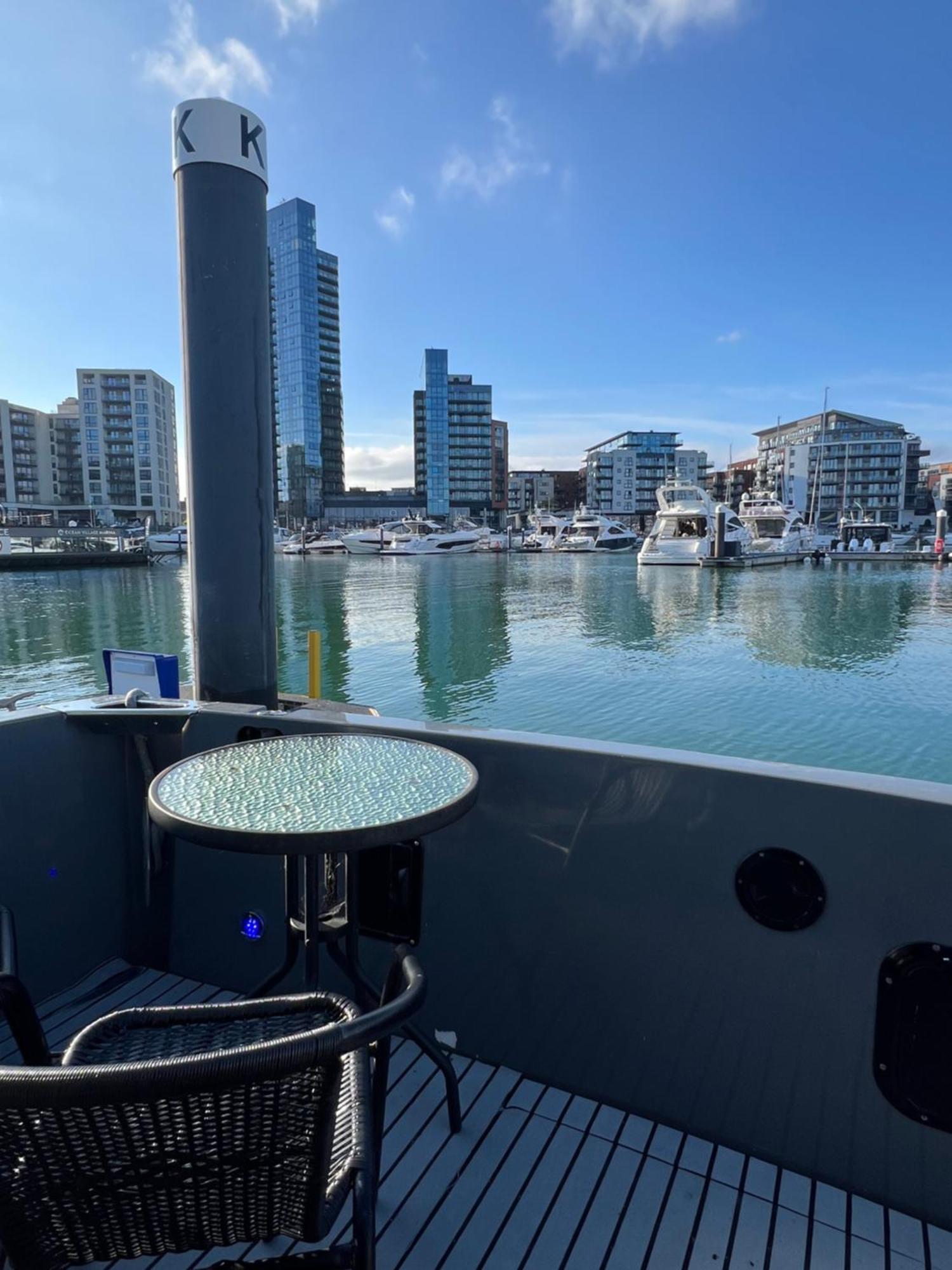 Yacht "X" - 44 Foot Modern Yacht On 5 Star Ocean Village Marina - Minutes Away From City Centre And Cruise Terminals, Free Parking ,Spa Package Available! Southampton Zewnętrze zdjęcie